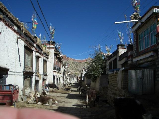 Street scene in Gyantse.JPG